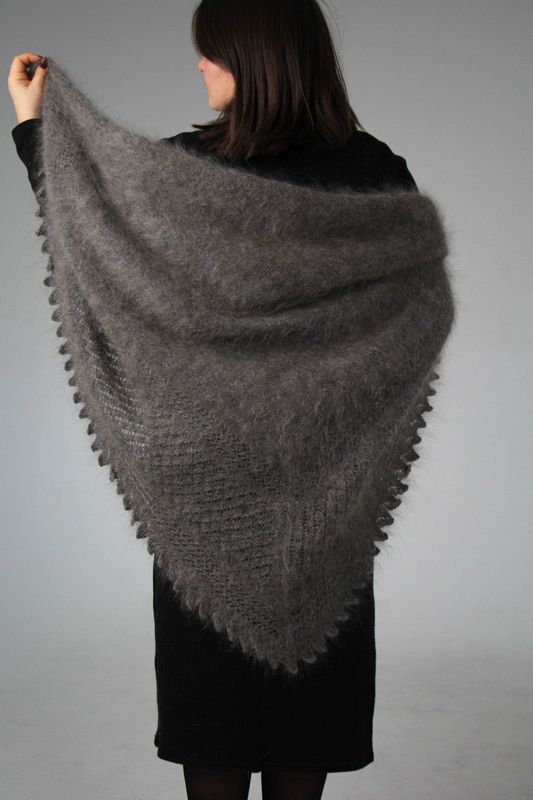 серый пуховый платок